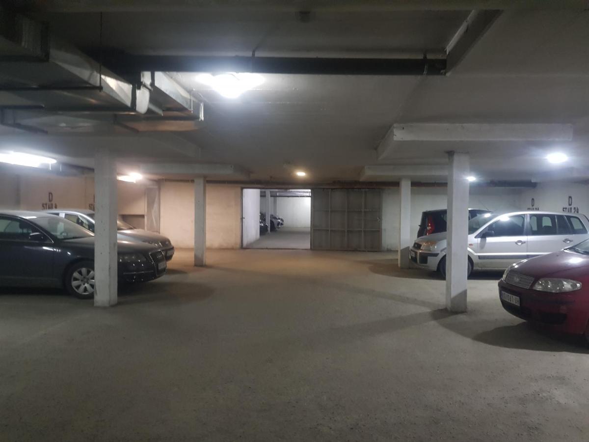 Rajiceva 5- Apartman Sa Prostranom Terasom I Garaznim Mestom クラグイェヴァツ エクステリア 写真